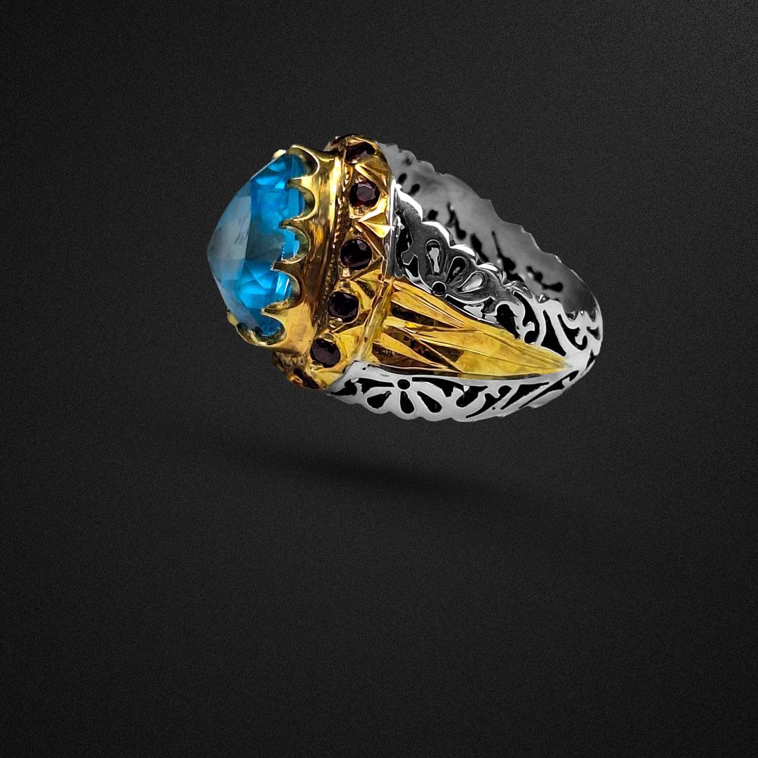 انگشتر نقره مردانه توپاز سوئیس مثلثی آبکاری طلا آینه و شبکه‌کاری مخراج‌کاری گارنت