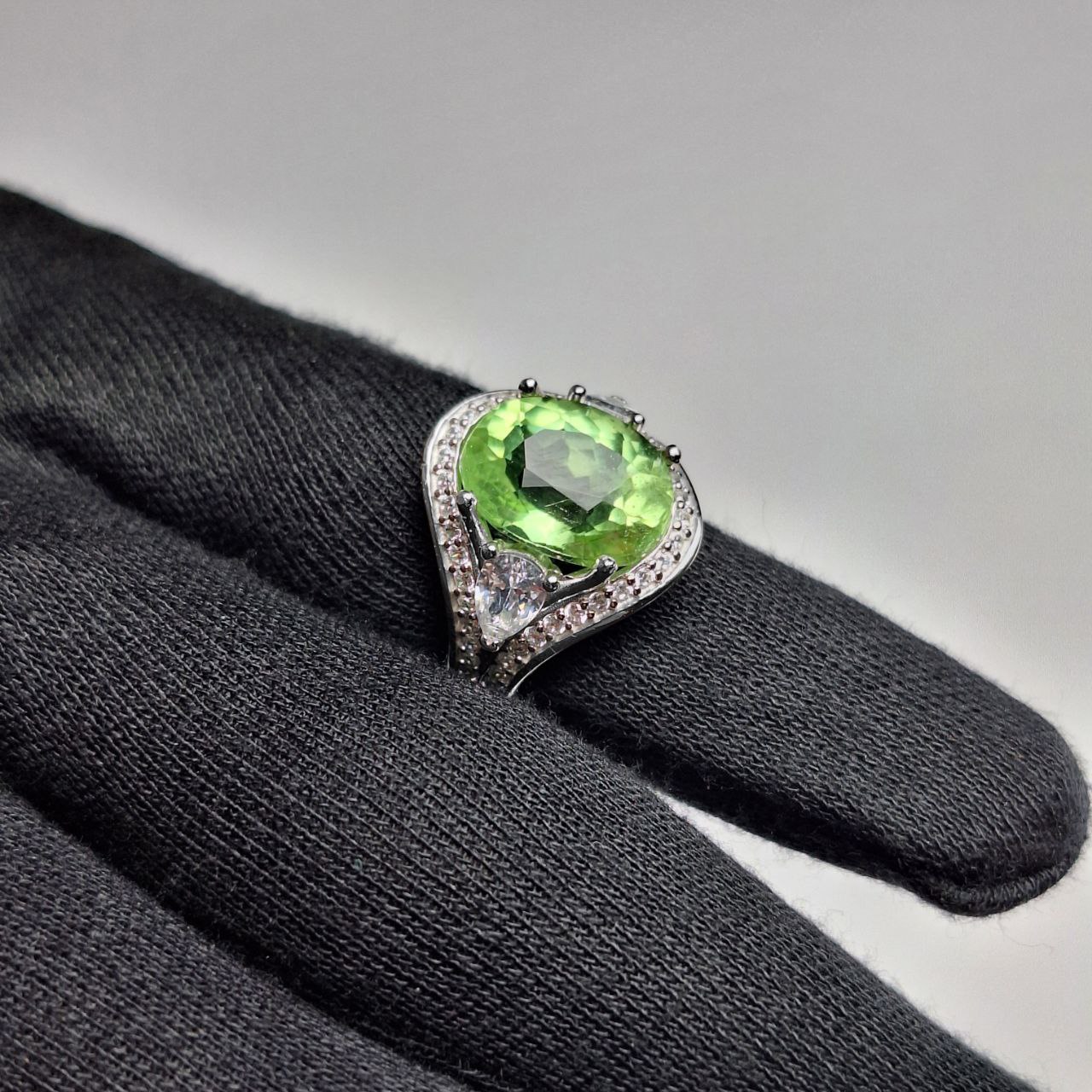 انگشتر نقره زنانه زبرجد آفریقایی بغل نگین