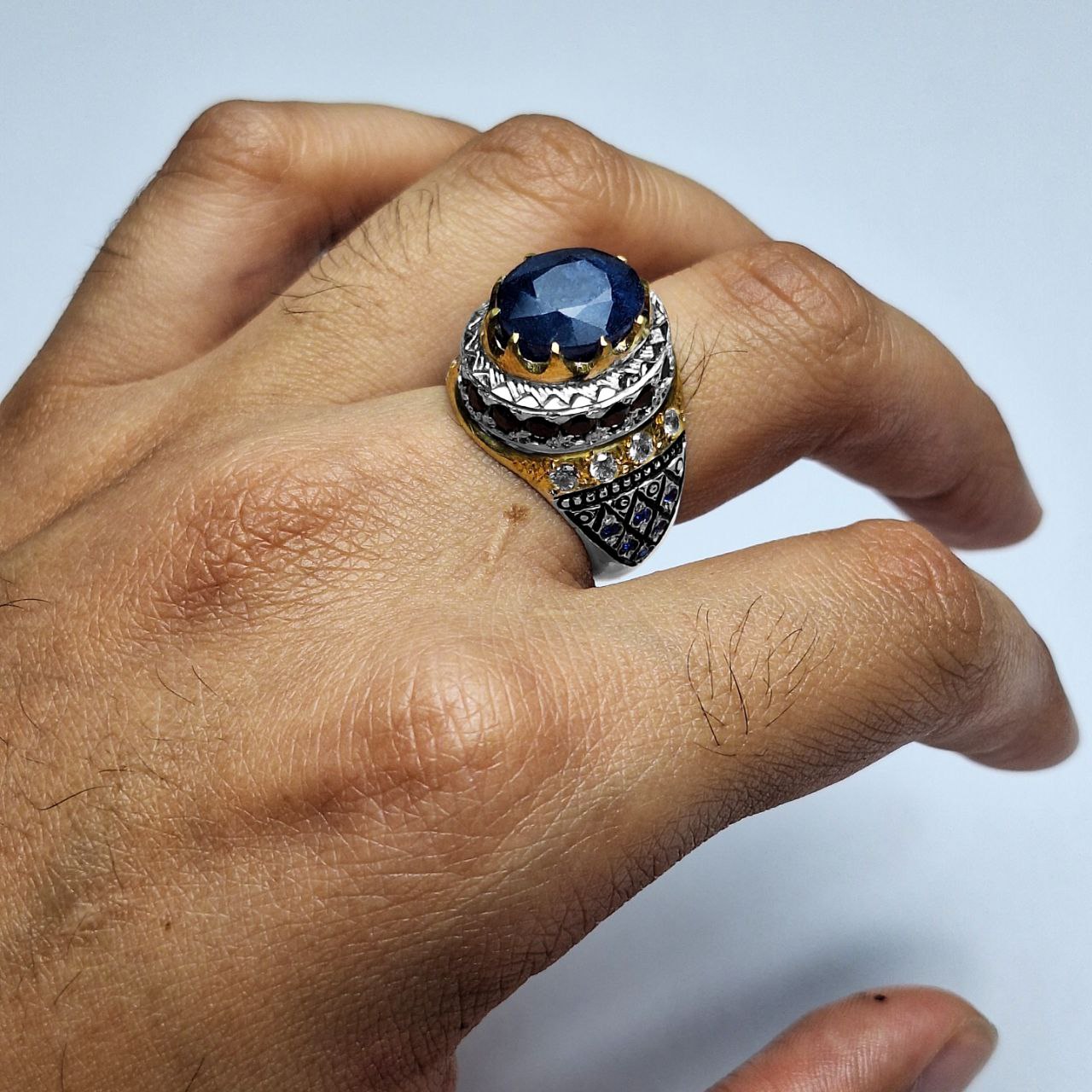 انگشتر نقره مردانه یاقوت کبود رکاب مخراجکاری و آبکاری طلا